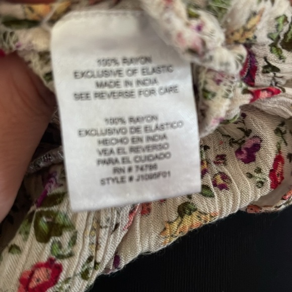 2 medium women’s tops. - Picture 7 of 7